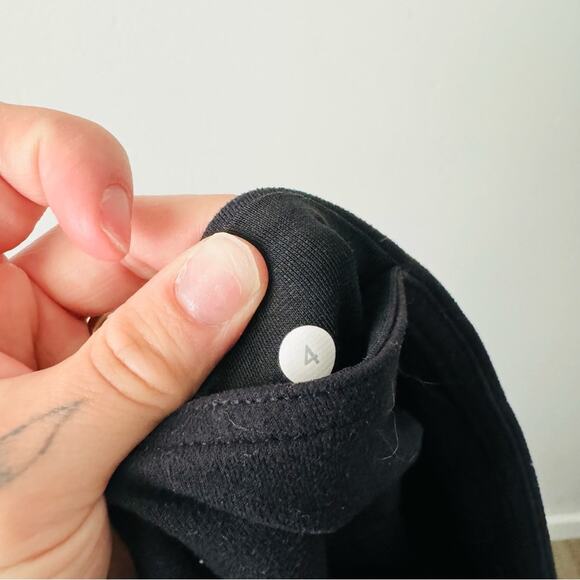 Lululemon color black Cropped Leggings size 4 21” - Picture 9 of 10